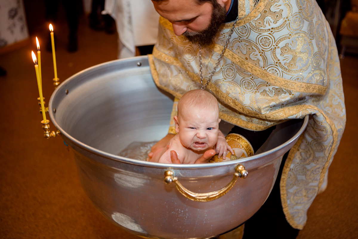крещение малыша в купели