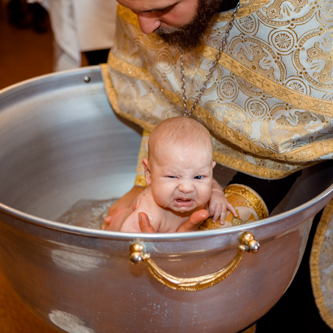 крещение малыша в купели